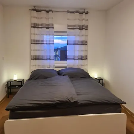 Апартаменты In 2 Min Fusslaeufig Zum Bahnhof, Phantasialand, Koeln, Koeln Messe, Eifel *